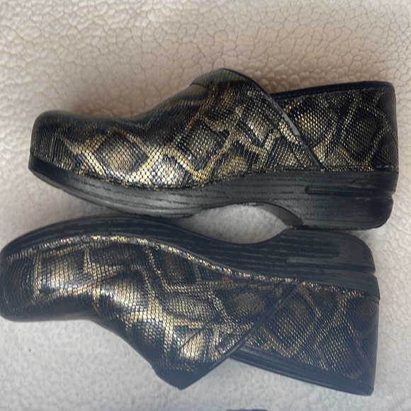 Dansko snakeskin print clogs Size 10 Clogs (41) - Picture 10 of 14